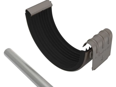 Ein Dachrinnenbogen aus flexiblem Material mit einer Metallstütze. Der Bogen hat eine gebogene Form mit Rillen und ist an einem Ende mit einer Befestigung ausgestattet. Ein silberner Rohrabschnitt liegt daneben.