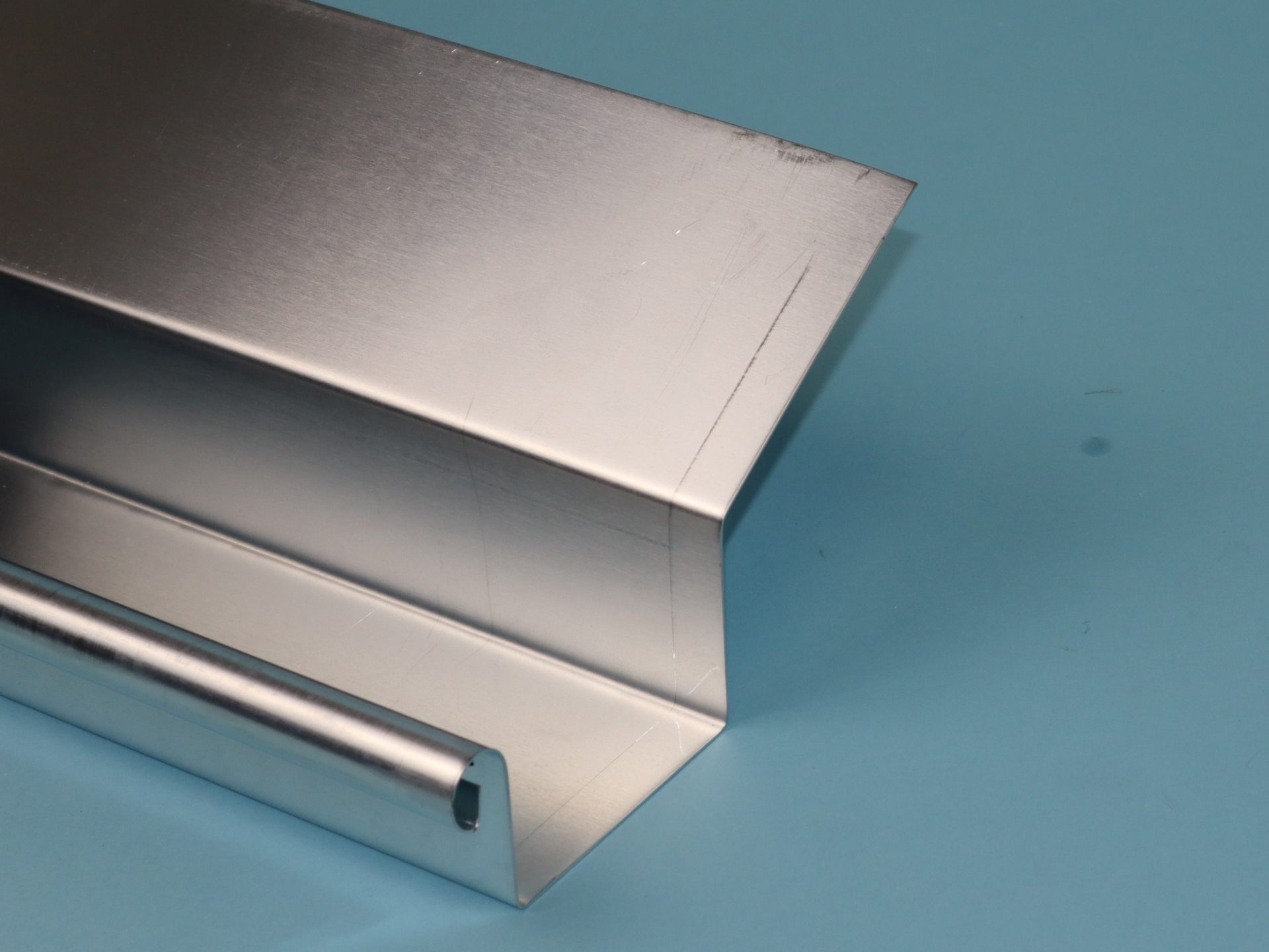 Kleindachrinne, Kastenrinne Titanzink - Befestigung auf dem Dach  Kleindachrinne, Kastenrinne Titanzink - Befestigung auf dem Dach