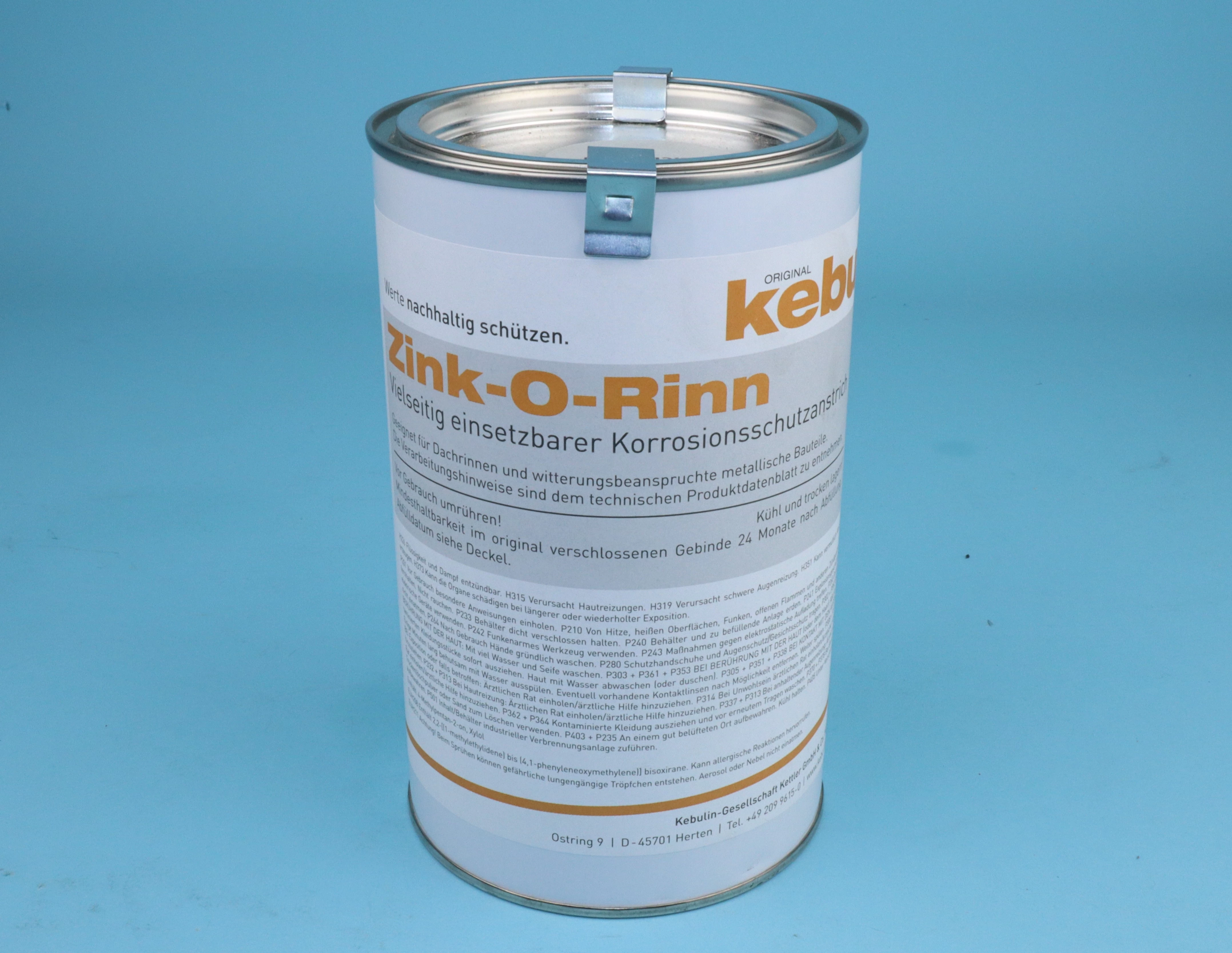 Eine Dose mit Korrosionsschutzfarbe -Zink-O-Rinn-, die für Dachrinnen und metallische Bauteile verwendet wird. Sie ist blau hinterlegt und hat mehrere Sicherheits- und Anwendungshinweise auf dem Etikett.