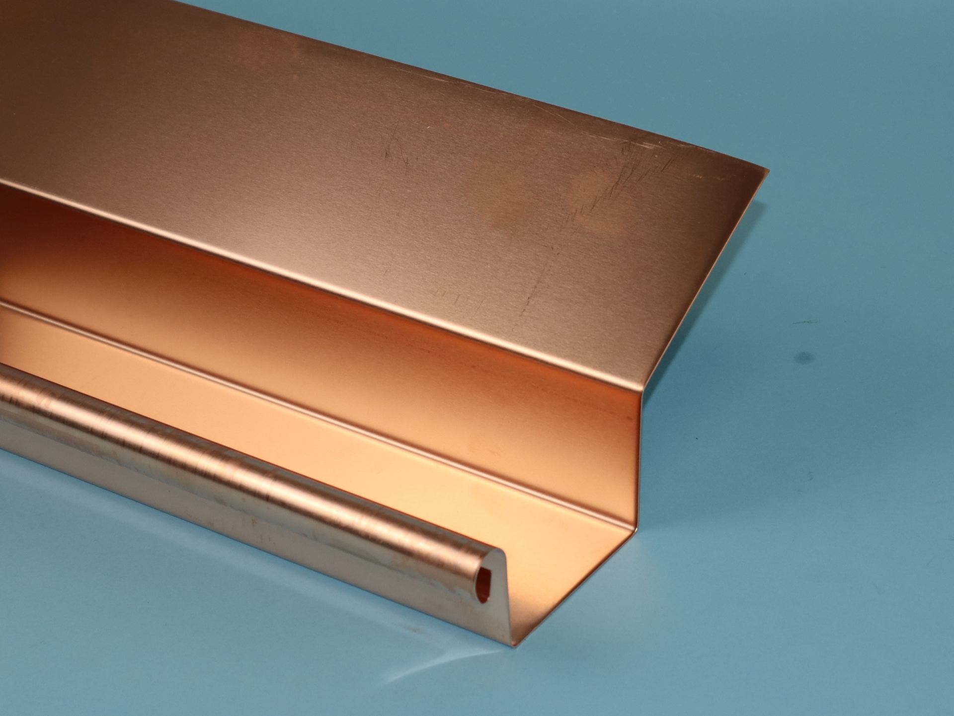 Kleindachrinne, Kastenrinne Kupfer - Befestigung auf dem Dach  Kleindachrinne, Kastenrinne Kupfer - Befestigung auf dem Dach