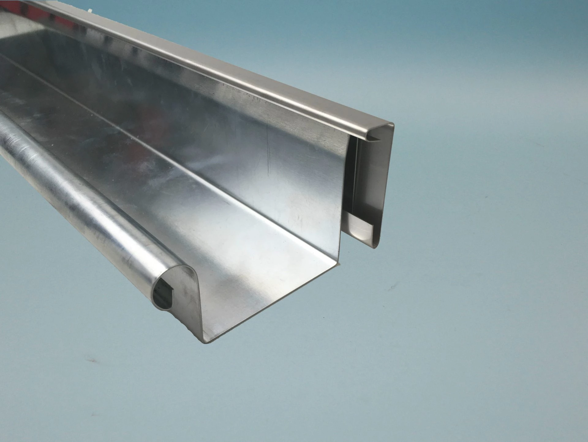 Kleindachrinne, Kastenrinne Titanzink - stirnseitige Befestigung