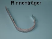 Rinnenträger aus Metall mit einer gebogenen Form, die an einem Ende einen zusätzlichen Halter für die Befestigung aufweist. Der Hintergrund ist ein einfarbiger, blauer Untergrund. Auf dem Bild steht der Text -Rinnenträger-.