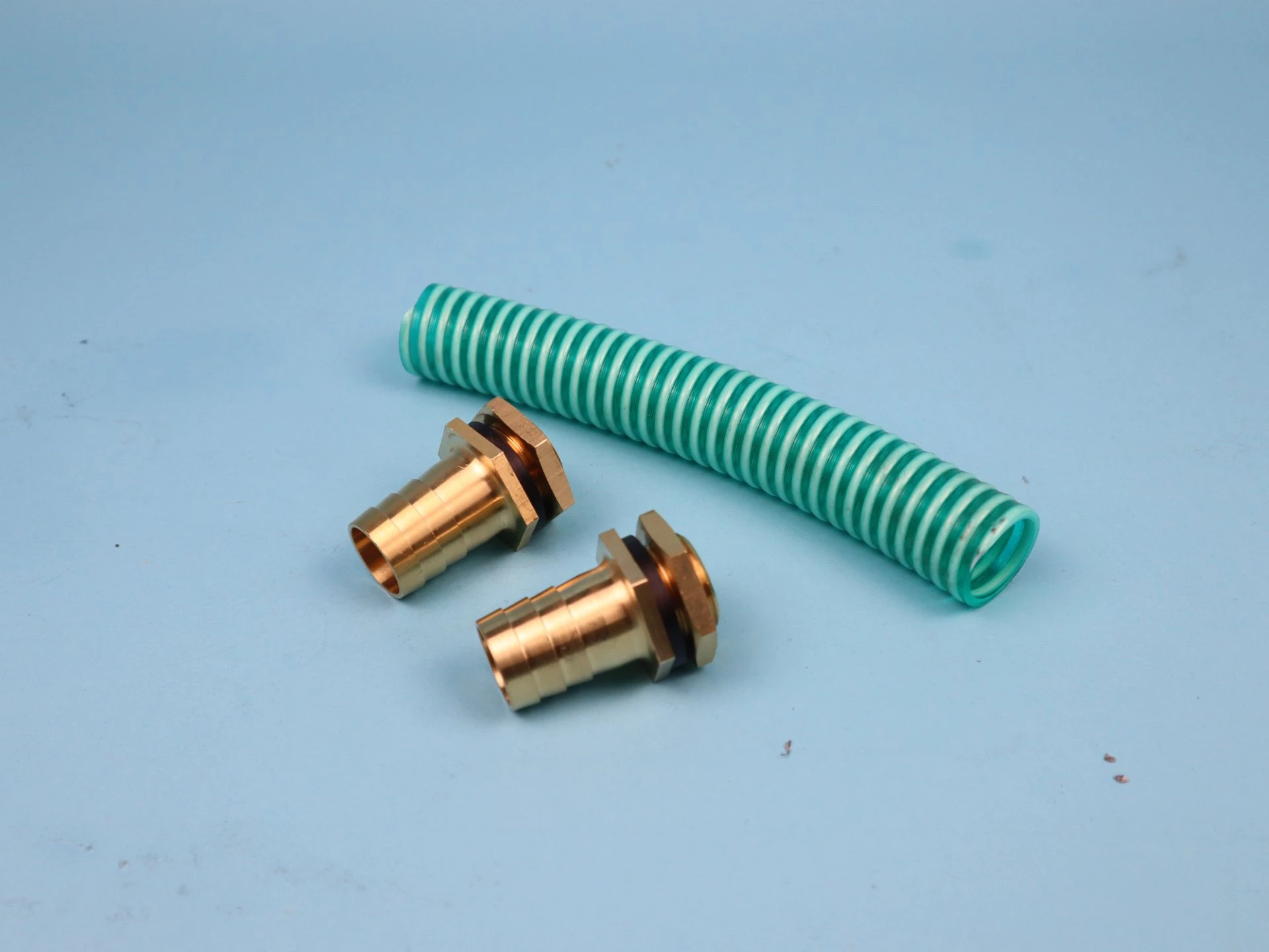 Verbindungsschlauch zwischen zwei Regentonnen