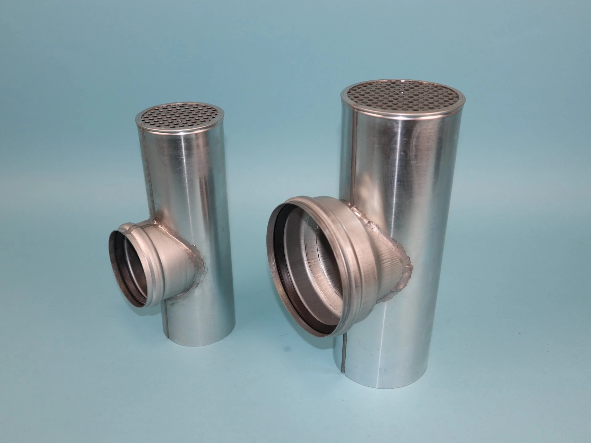 Flachdachabzweig Titanzink mit Lochblech 