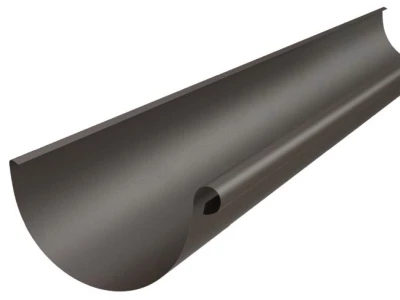 Ein halbkreisförmiger Dachrinne aus Metall in dunkler Farbe mit einer Öffnung für die Ableitung von Regenwasser. Die Rinne hat eine glatte Oberfläche und ist auf einem neutralen Hintergrund platziert.