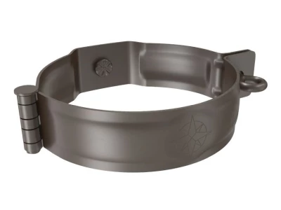 Ein runder Metallschlauchschellenring, der an seiner Seite einen Scharniermechanismus und eine Öse zum Befestigen hat. Die Oberfläche ist grau und hat eine strukturierte Verarbeitung.