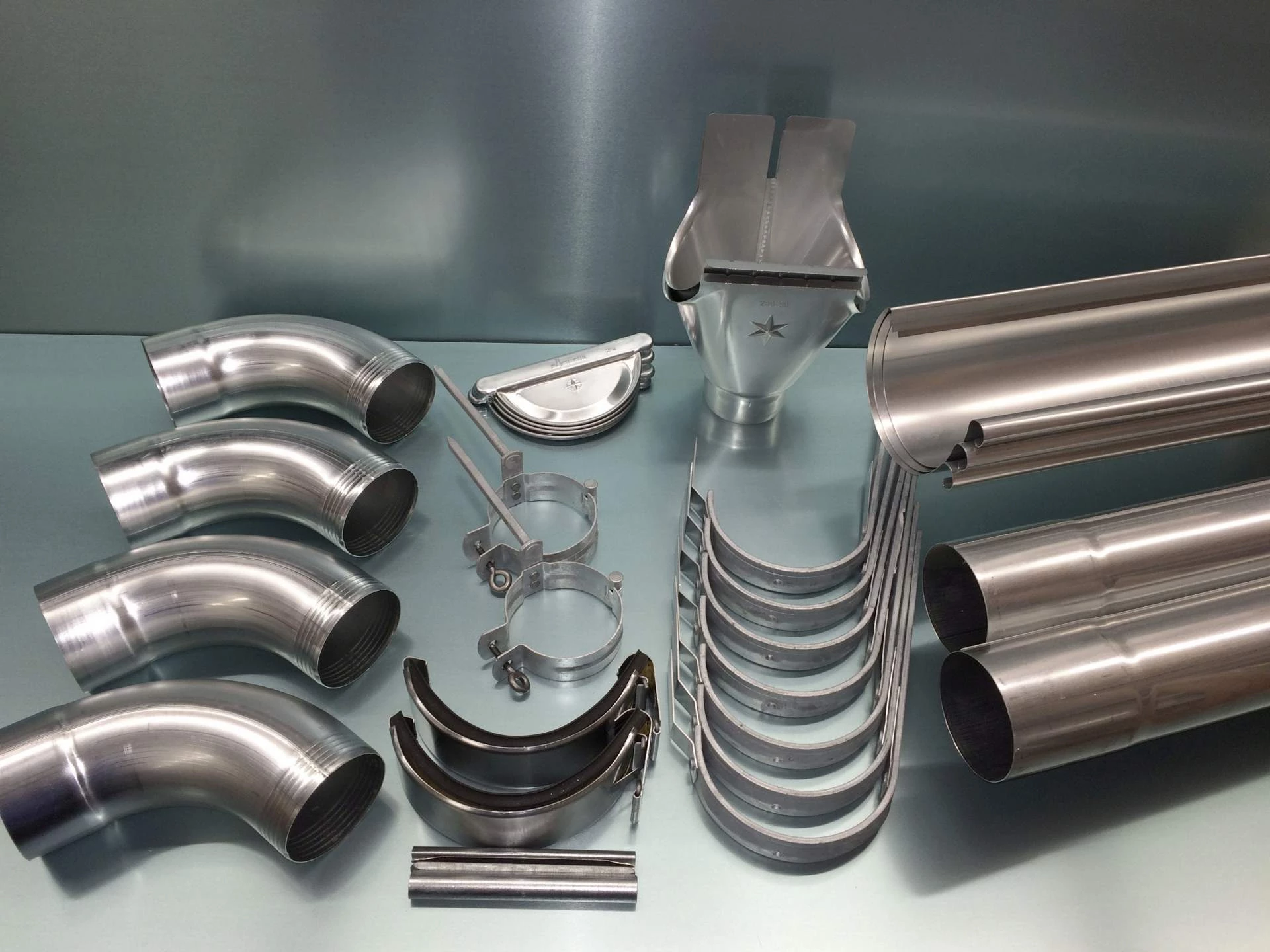 9m Komplettpaket Dachrinne halbrund in Titanzink 