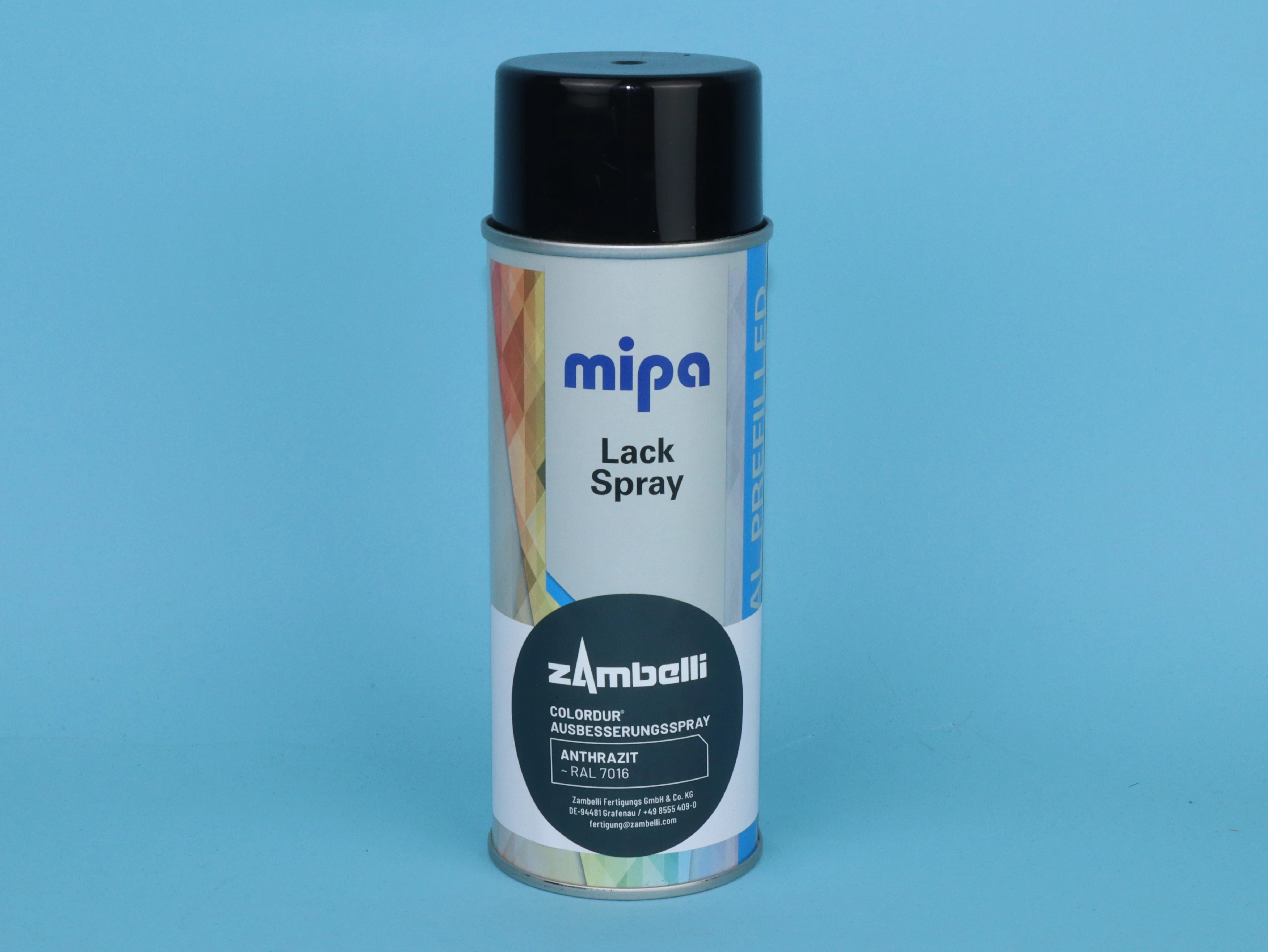 Eine Spraydose mit schwarzem Deckel und silberner Korpus. Beschriftung zeigt -mipa Lack Spray- und -zAmbelli ColorDUR Ausbesserungsspray - Anthrazit - RAL 7016-. Hintergrund ist hellblau.