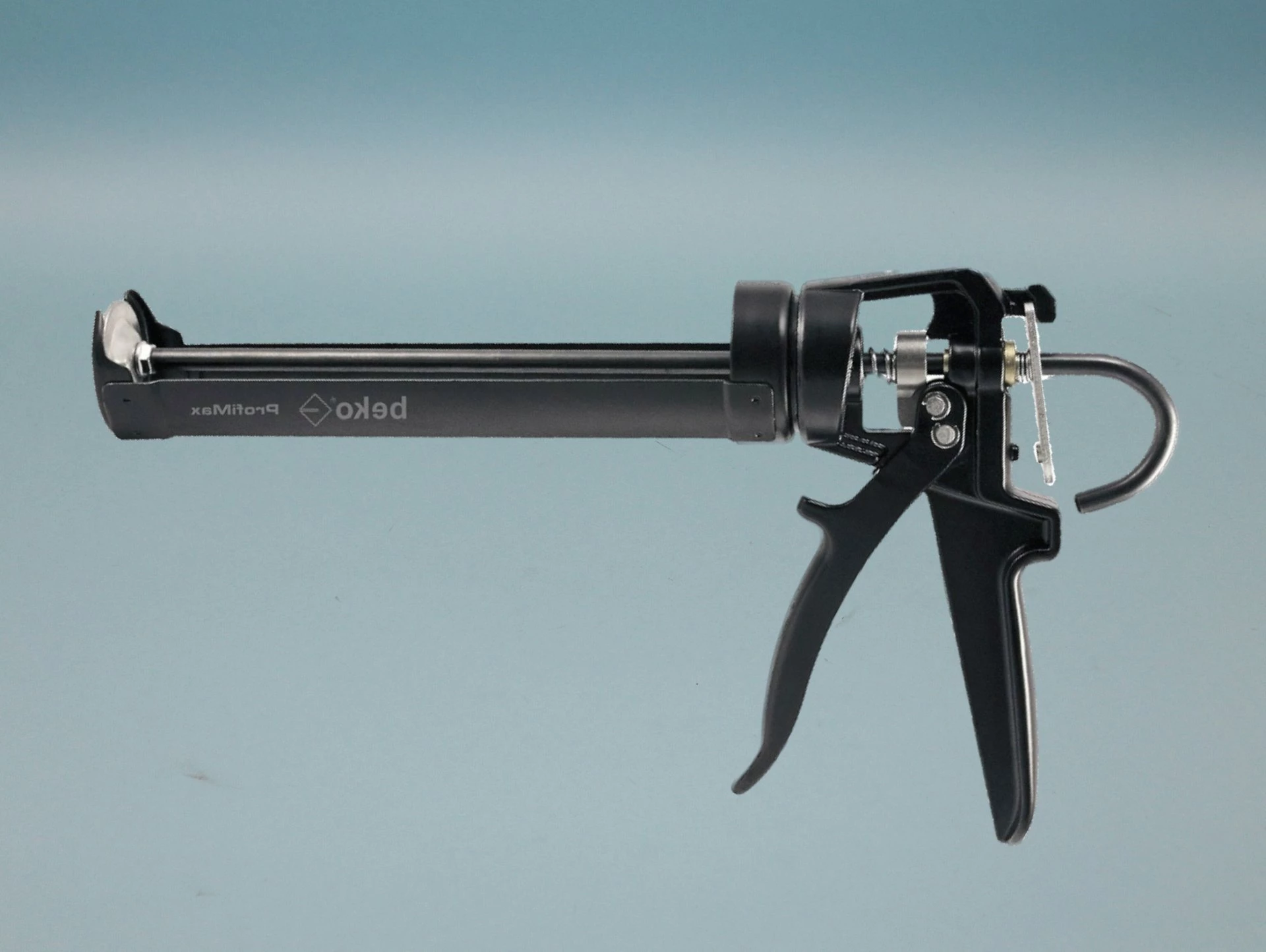 Schwarze Beko ProfiMax Profi-Kartuschenpresse mit drehbarem Rahmen, ergonomischem Abzug und integriertem Leiterhaken, Seitenansicht auf hellblauem Hintergrund, hochwertige Silikonpistole für 310 ml Norm-Kartuschen