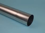 Ein längliches, glänzendes Metallrohr mit einer offenen Ende. Der Hintergrund ist einfarbig blau, was den Fokus auf das Rohr lenkt.